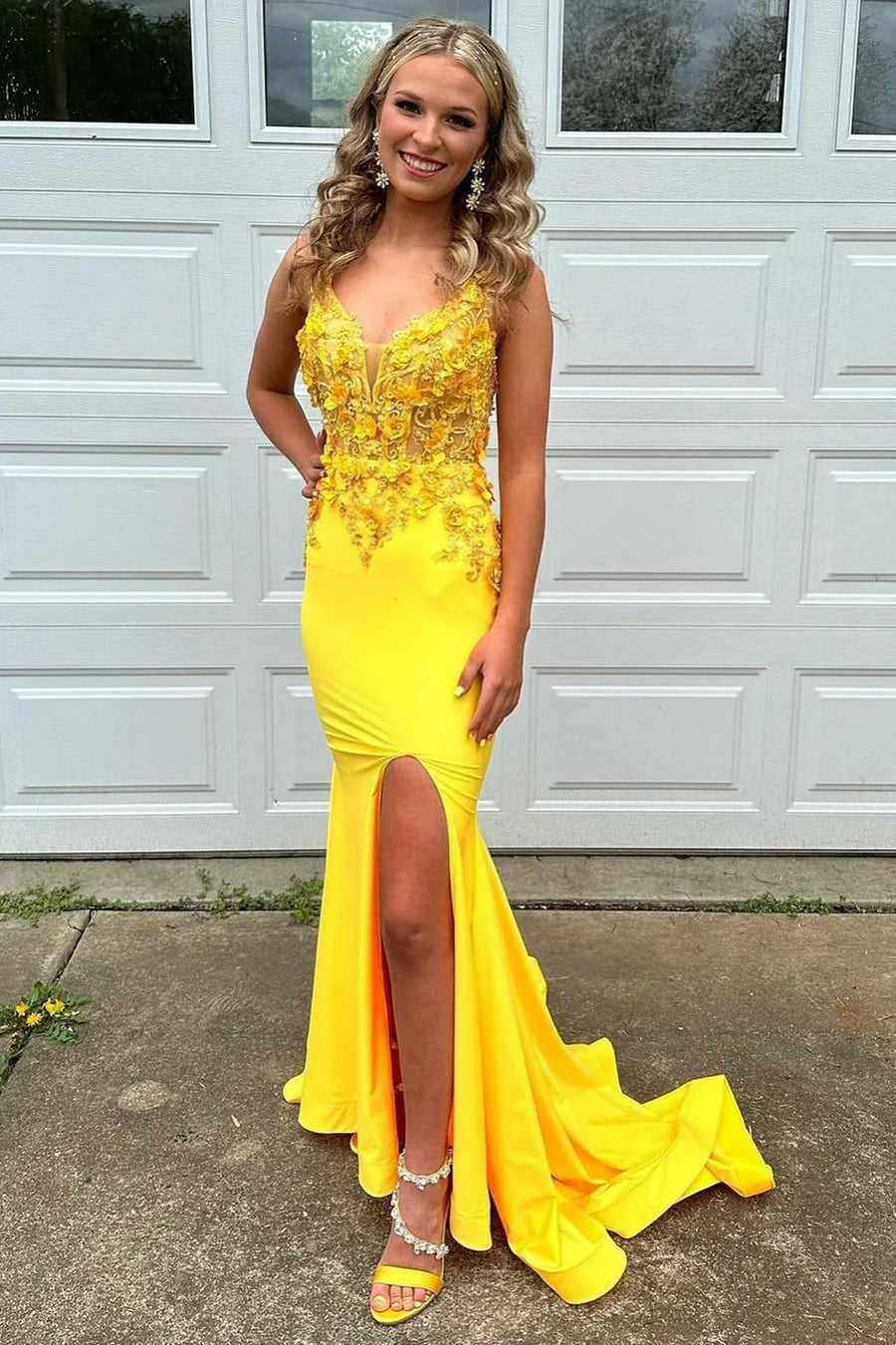 Vestido de fiesta largo hasta el suelo con tirantes finos, escote en V y encaje floral 3D, sin espalda